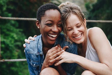 Cartilha orienta mulheres lésbicas e bi sobre saúde sexual.